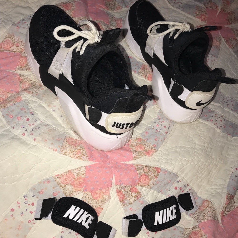WOMENS NIKE HURACHES